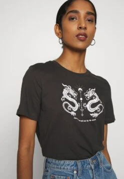 Even&Odd HATTIE MIRRORED DRAGONS TEE - T-Shirt Print - 801 - Anthracite 11 Even&Odd HATTIE MIRRORED DRAGONS TEE - T-Shirt Print - 801 - Anthracite -Even&Odd 0bfbbb5a07384f34bb6d0611800c66fc